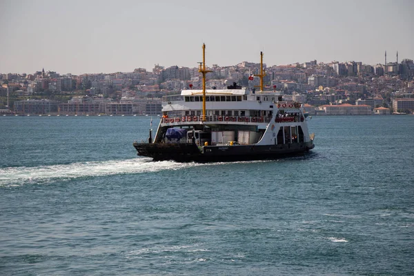 Ett Stort Fartyg Seglar Havet Istanbul Bosporen — Stockfoto