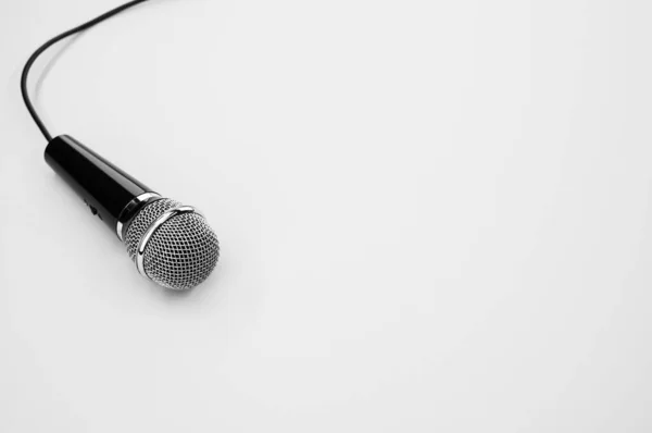 Uma Visão Superior Microfone Uma Superfície Branca — Fotografia de Stock