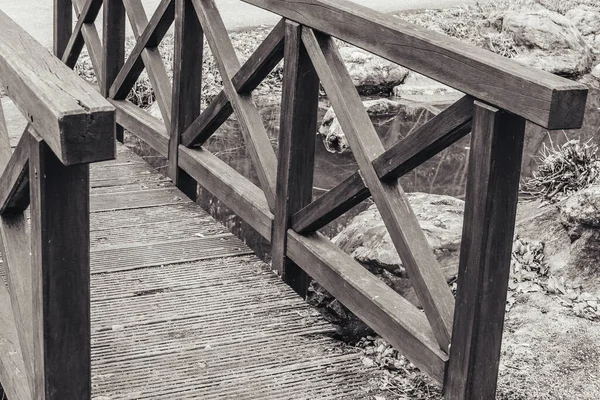 Vue Grand Angle Pont Bois Dans Parc Niveaux Gris — Photo