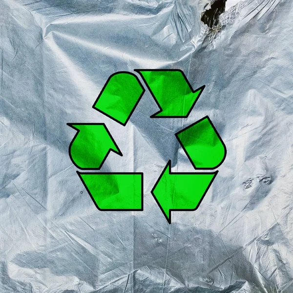 Ein Grünes Recycling Symbol Auf Der Plastik Expressverpackung — Stockfoto