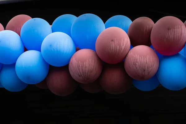 Een Close Shot Van Blauwe Roze Ballonnen Een Zwarte Achtergrond — Stockfoto