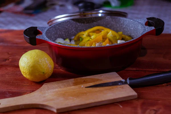 木製のまな板 レモン 野菜の入った鍋のクローズアップ — ストック写真