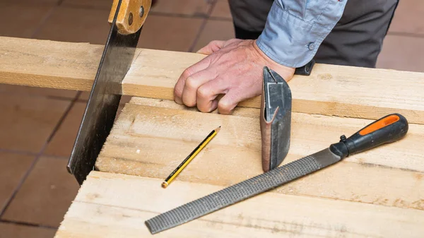 Плотник Процессе Ремонта Изготовления Деревянного Стола — стоковое фото