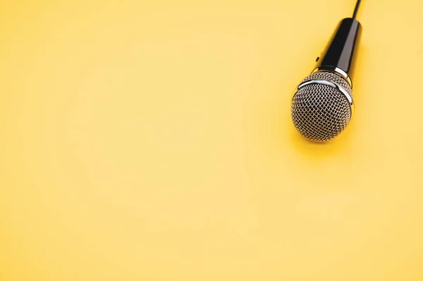 Tiro Alto Ângulo Microfone Uma Superfície Amarela — Fotografia de Stock