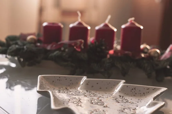 Eine Selektive Fokusaufnahme Eines Weihnachtsbaum Thementellers Mit Kerzen Weihnachtskonzept — Stockfoto