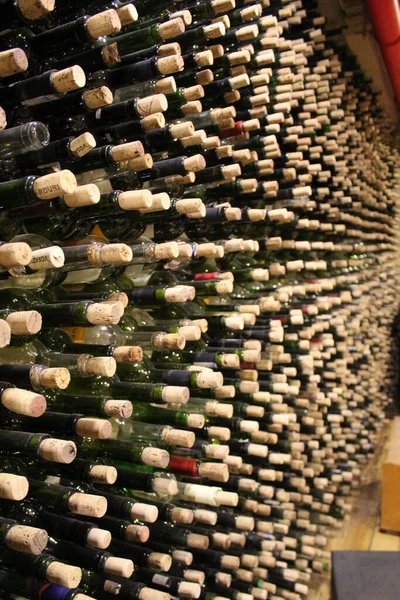 ワインのボトルと大きなニッチの選択的なフォーカスショット — ストック写真