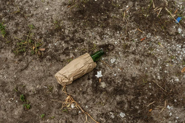 Ovanifrån Flaska Papperspåse Marken — Stockfoto