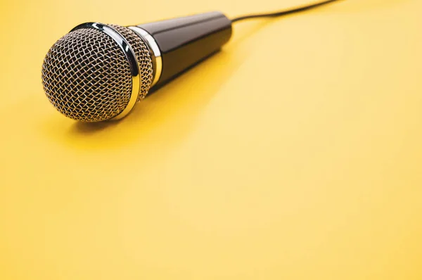Foco Seletivo Microfone Uma Superfície Amarela — Fotografia de Stock
