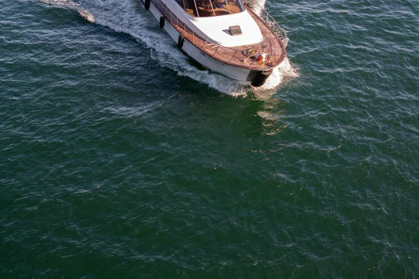 Høyvinklet Bilde Båt Som Seiler Havet – stockfoto