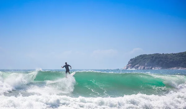 Een Prachtig Shot Van Een Eenzame Surfer Een Zee — Stockfoto