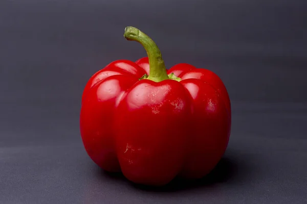 Pimenta Vermelha Vibrante Colorida Sino Páprica Fresca Com Haste Verde — Fotografia de Stock