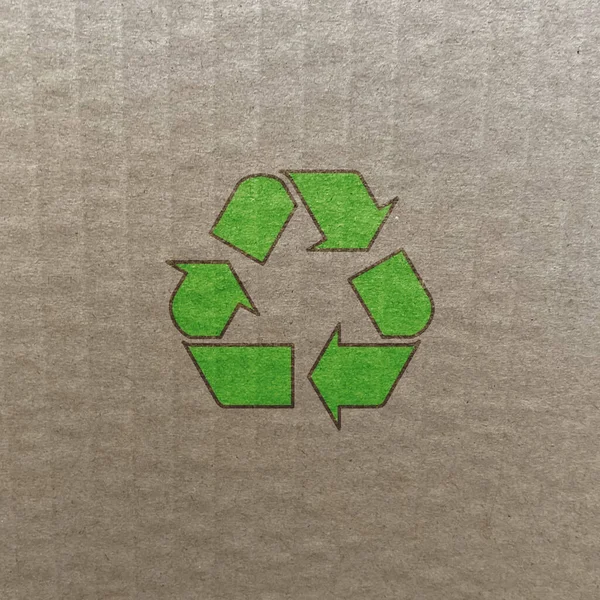 Ein Grünes Recycling Symbol Auf Dem Abfallkarton — Stockfoto