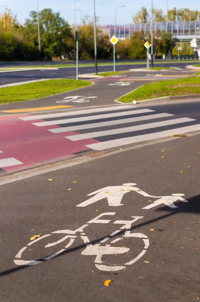 Вертикальный Снимок Пешеходных Велосипедных Знаков Асфальтовой Улице Днем — стоковое фото