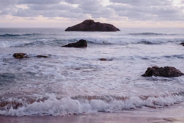 Захоплюючий Знімок Скелястого Узбережжя Красивому Заході Сонця — стокове фото