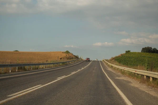 Due Auto Che Guidano Sulla Strada Sotto Cielo Nuvoloso — Foto Stock