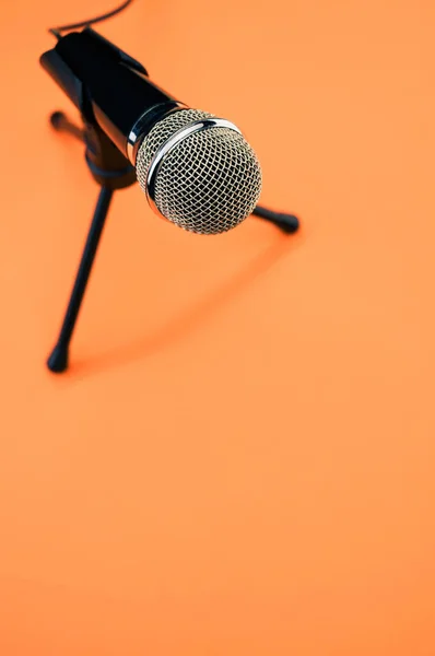 Tiro Vertical Microfone Pequeno Suporte Uma Superfície Laranja — Fotografia de Stock