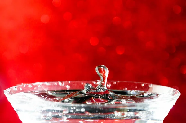 水のガラスに落下する水滴のクローズアップショット — ストック写真