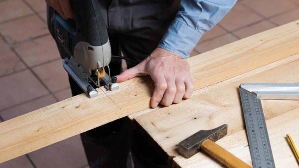 Ein Tischler Bei Der Herstellung Eines Holztisches — Stockfoto