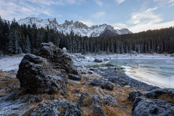 Eine Wunderschöne Landschaft Des Karersees Mit Dem Latemar Provinz Bozen — Stockfoto