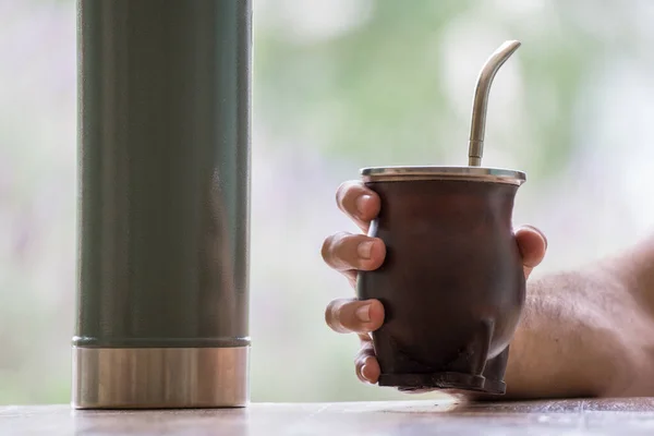 Captura Selectiva Enfoque Una Mano Sosteniendo Una Taza Mate Calabaza —  Fotos de Stock