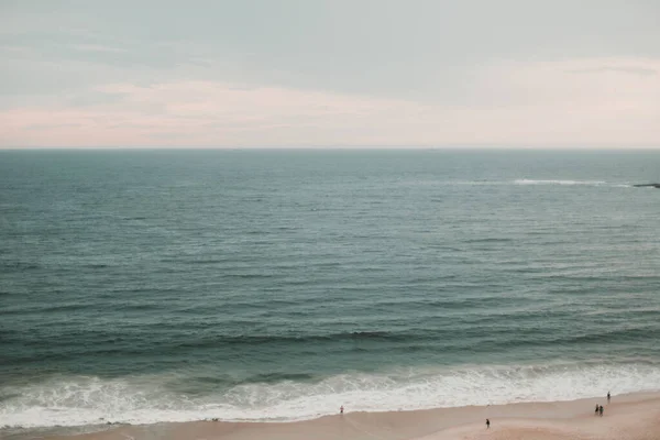 Krásný Výhled Čistou Pláž Rozbouřené Mořské Vlny — Stock fotografie