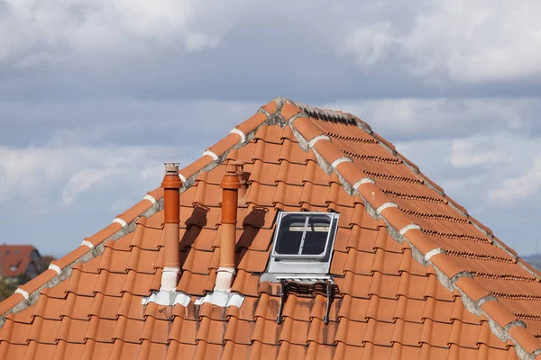 Almanya Bulutlu Bir Gökyüzünün Altındaki Bir Binanın Çatı Çatı Kapağı — Stok fotoğraf