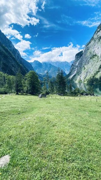 Vertical Shot Beautiful Landscapes Lake Mountains Cloudy Background — Stock Photo, Image