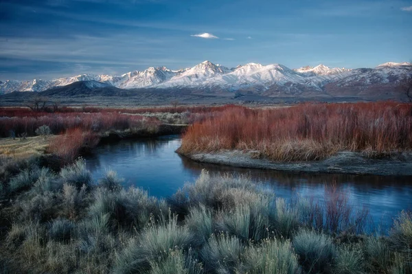 Una Foto Fascinante Río Los Increíbles Paisajes Bajo Cielo Azul — Foto de Stock