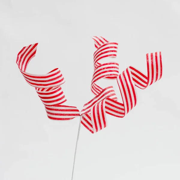 Een Close Van Witte Rode Gestreepte Linten Voor Kerstversiering Geïsoleerd — Stockfoto