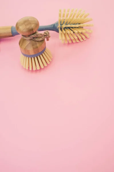 Detailní Záběr Sady Dřevěných Mycích Kartáčů Růžový Povrch Prostor Pro — Stock fotografie