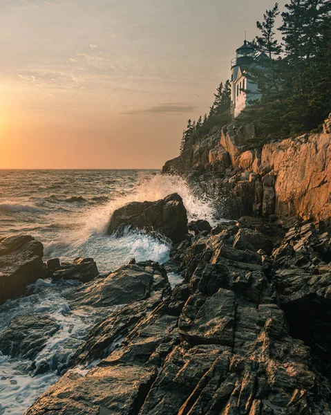 Vertikální Záběr Skalnatých Útesů Národního Parku Acadia Usa Vlny Narážející — Stock fotografie