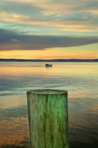 Eine Schöne Aufnahme Eines Schiffes Auf Dem Meer Bei Sonnenuntergang — Stockfoto