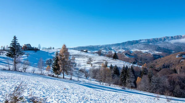 Een Prachtig Landschap Van Een Vallei Met Bergen Bedekt Met — Stockfoto