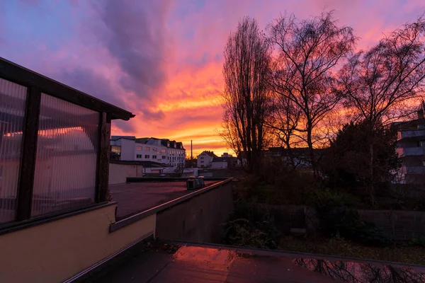 Vacker Bild Färgglad Solnedgång Över Staden Efter Regnet — Stockfoto