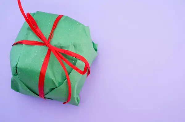 Ένα Πράσινο Κουτί Δώρου Απομονωμένο Μπλε Φόντο — Φωτογραφία Αρχείου