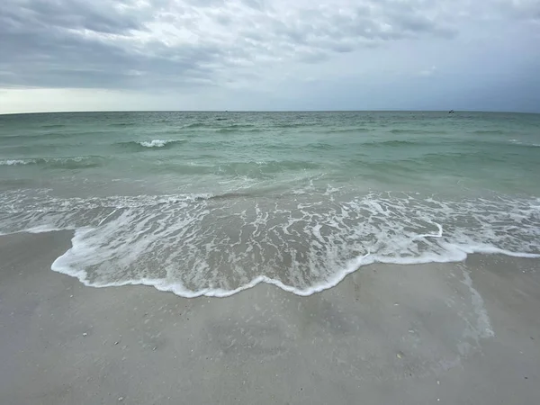 Een Betoverend Landschap Van Een Zee Met Blauwe Lucht Achtergrond — Stockfoto