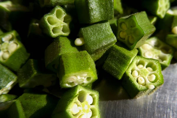 Ein Hochwinkel Schuss Frisch Geschnittener Okra Stücke Einem Bund — Stockfoto