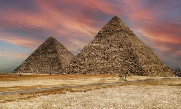 Mısır Daki Giza Piramitleri Nin Renkli Günbatımı Gökyüzüne Karşı Görüntüsü — Stok fotoğraf
