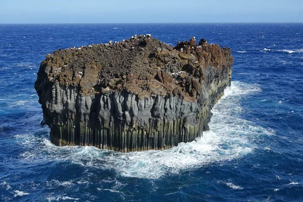 Крупный План Скалы Посреди Волнистого Моря Канарских Островах — стоковое фото