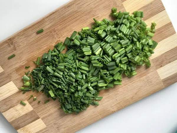 Primer Plano Rodajas Cebolla Verde Una Tabla Cortar Madera — Foto de Stock