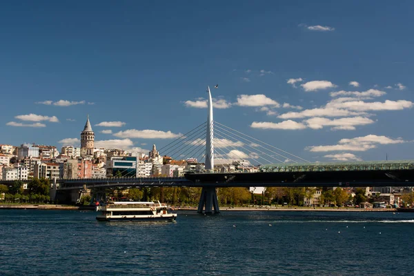 与加拉塔一起欣赏水与伊斯坦布尔城市景观的风景 — 图库照片