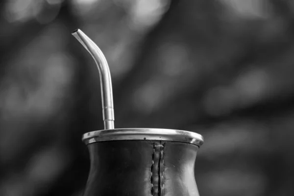 わらとカラバッシュメイトカップの選択的なフォーカスショット Yerba Mate Tea Inpution — ストック写真