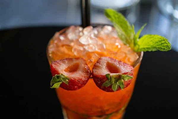 イチゴとミントの葉と氷のさわやかな飲み物 — ストック写真