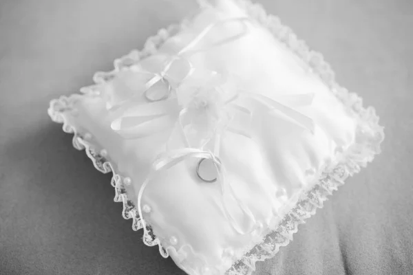 Крупним Планом Знімок Весільних Срібних Кілець Білій Подушці Стрічками — стокове фото