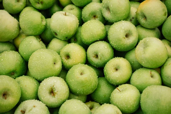 Une Vue Dessus Tas Pommes Mûres Avec Des Gouttelettes Eau — Photo