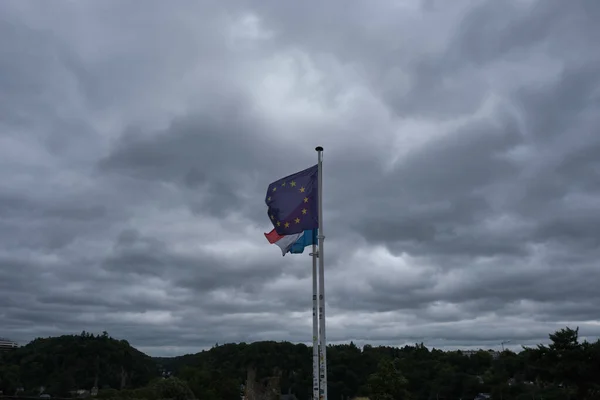 Detailní Záběr Evropské Vlajky Lucemburské Vlajky Zamračeném Pozadí Luxem — Stock fotografie