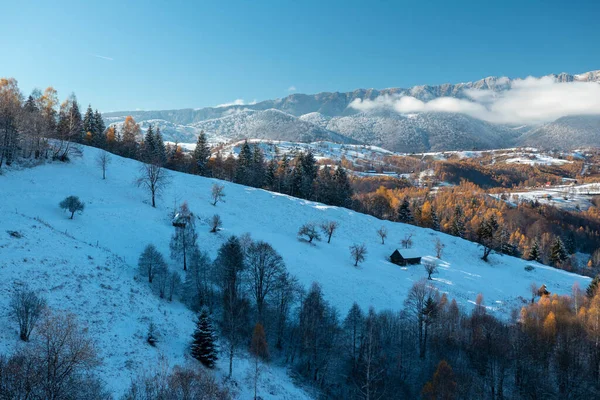 Beau Paysage Une Vallée Avec Les Montagnes Couvertes Forêts Enneigées — Photo