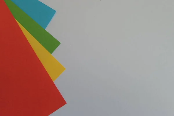 Крупный План Цветной Бумаги Краю Серой Поверхности Копировальным Пространством — стоковое фото