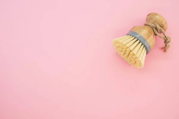 Primo Piano Una Spazzola Lavaggio Piatti Rotonda Legno Una Superficie — Foto Stock