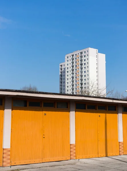 Poznan Polen Mrt 2018 Vergrendelde Garages Met Flatgebouw Achtergrond — Stockfoto